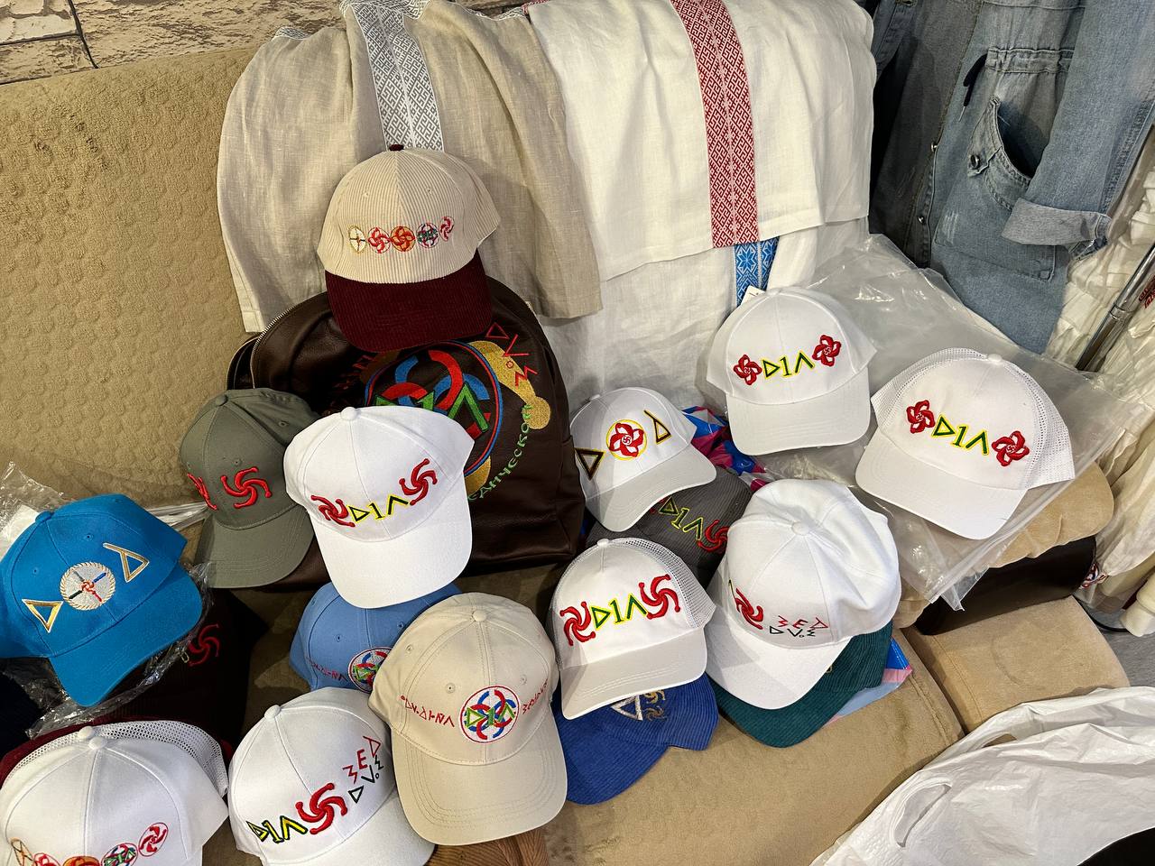 Хлопковые кепочки - бейсболки и рюкзаки из натуральной кожи доступны к заказу 🧢🎒