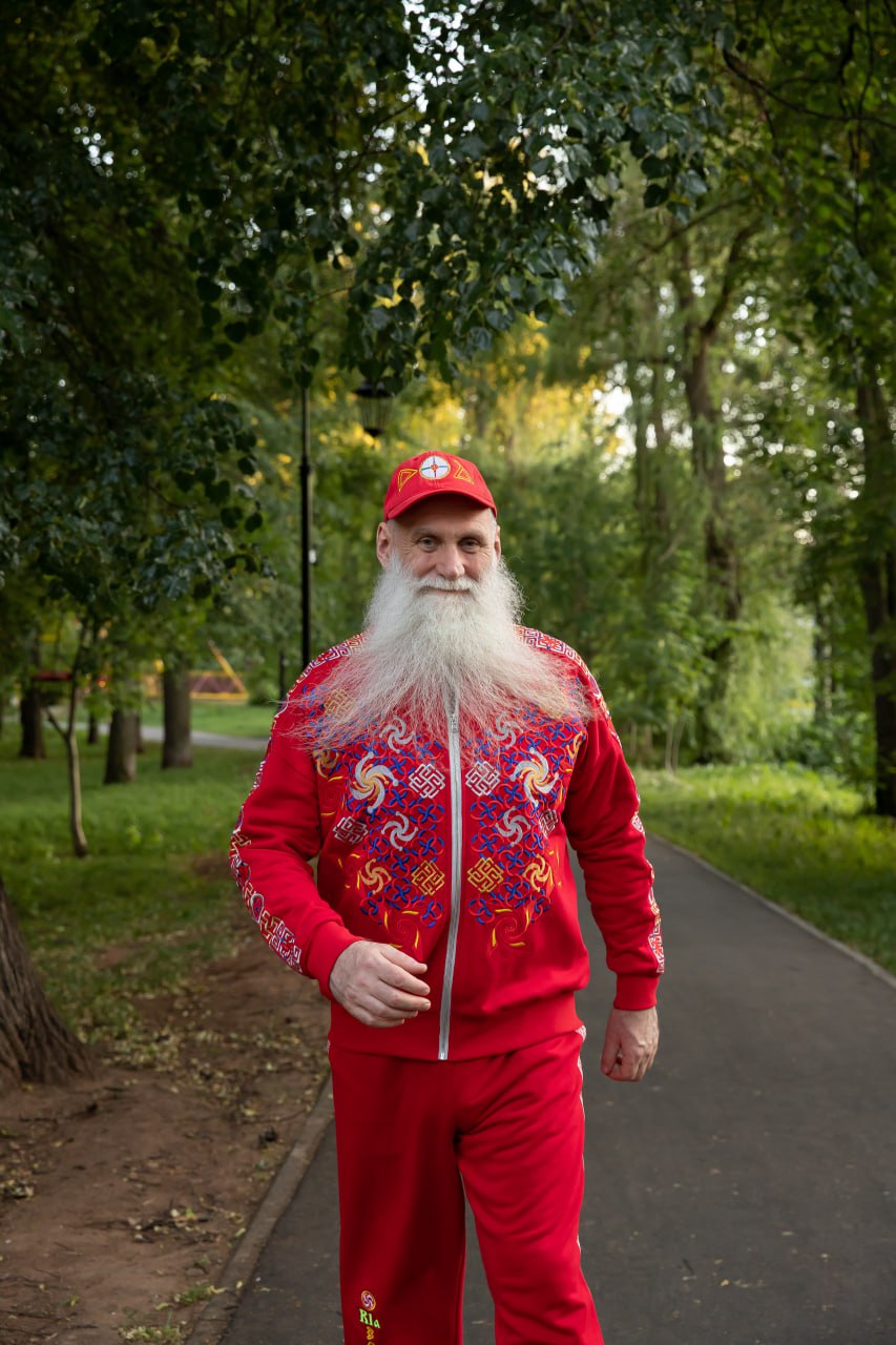 Авторский костюм «Богатство Рода ВедРУсов»: бомбер с обережным гербом и классические брюки спорт-шик