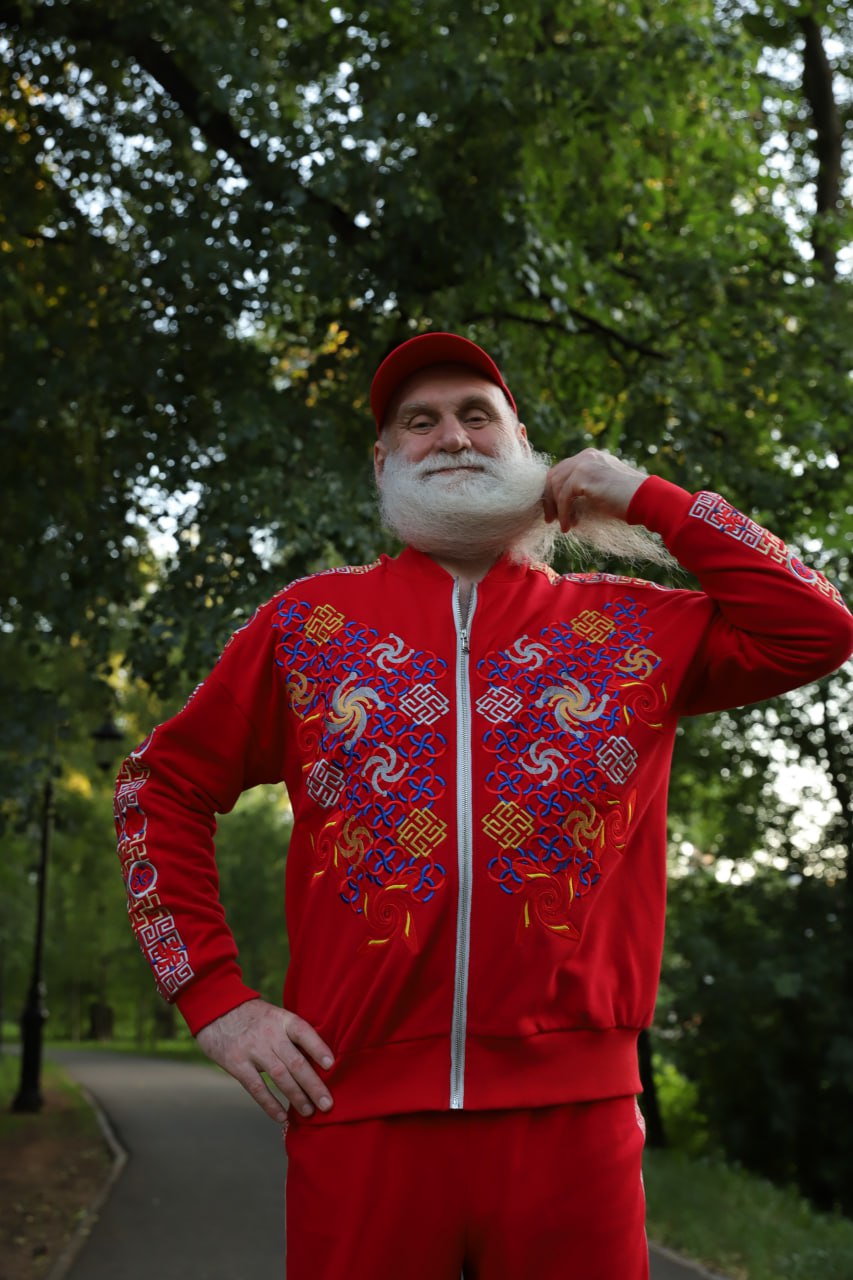 Авторский костюм «Богатство Рода ВедРУсов»: бомбер с обережным гербом и классические брюки спорт-шик