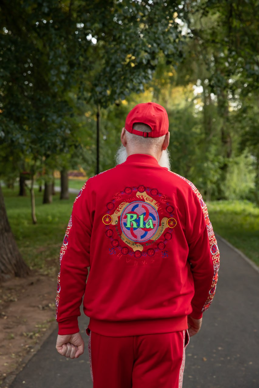 Авторский костюм «Богатство Рода ВедРУсов»: бомбер с обережным гербом и классические брюки спорт-шик